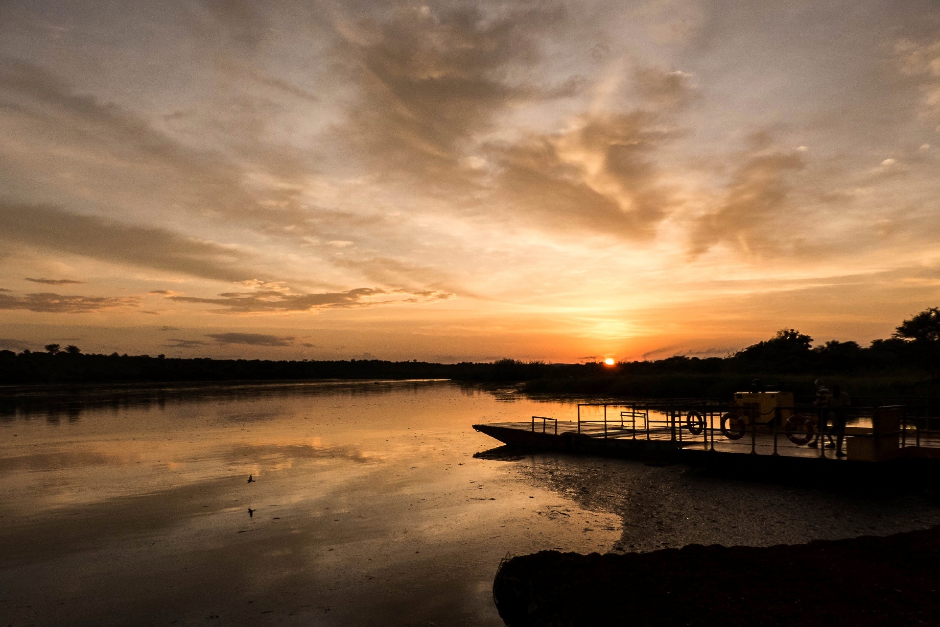 ナイル川の日の出　ウガンダの風景