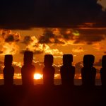 イースター島の風景　朝日を浴びるモアイ像