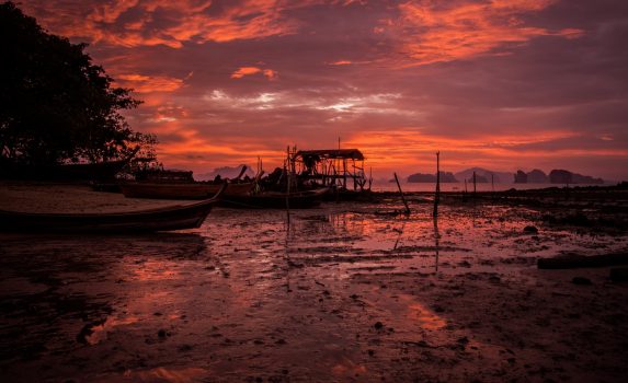 ヤオノイ島の漁村の朝焼けの風景　タイの風景