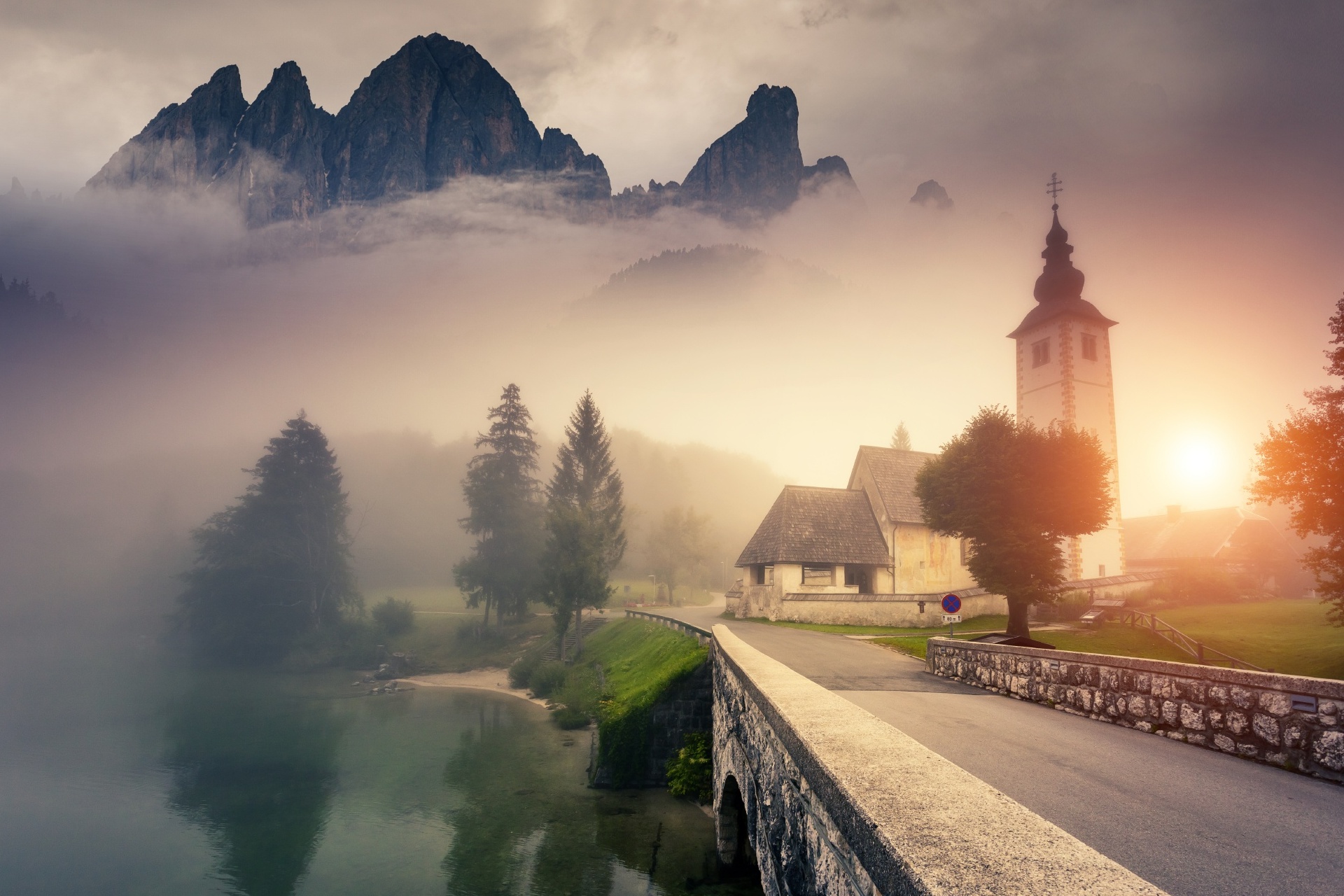 霧の朝のトリグラウ国立公園　ジュリア・アルプス山脈と教会の風景　スロベニアの風景