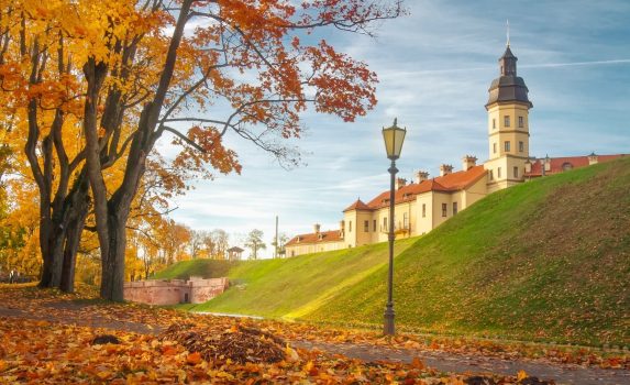 ネスヴィジ城と秋の夕暮れの風景　ベラルーシの風景