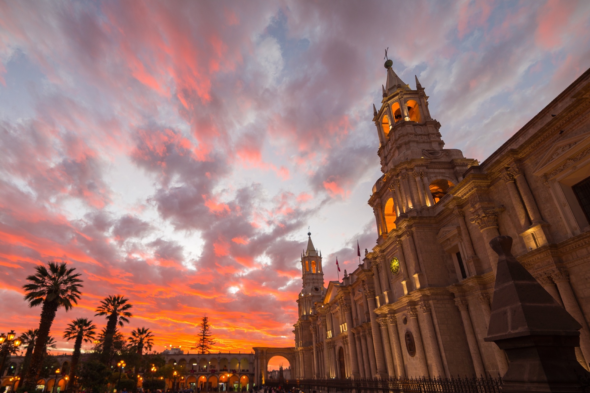 大聖堂と夕焼け　アレキパの風景　ペルーの風景
