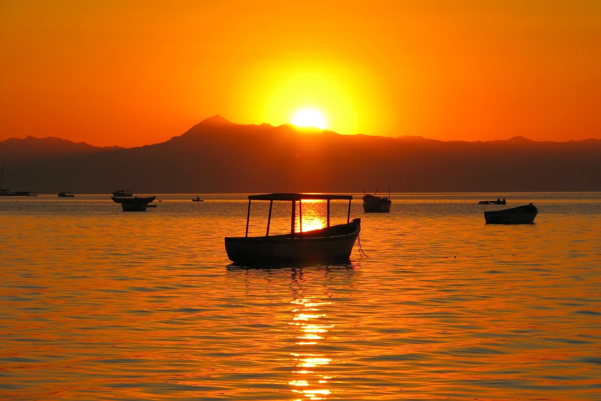 ケープ・マクレアから見るマラウイ湖と夕日　マラウイの風景