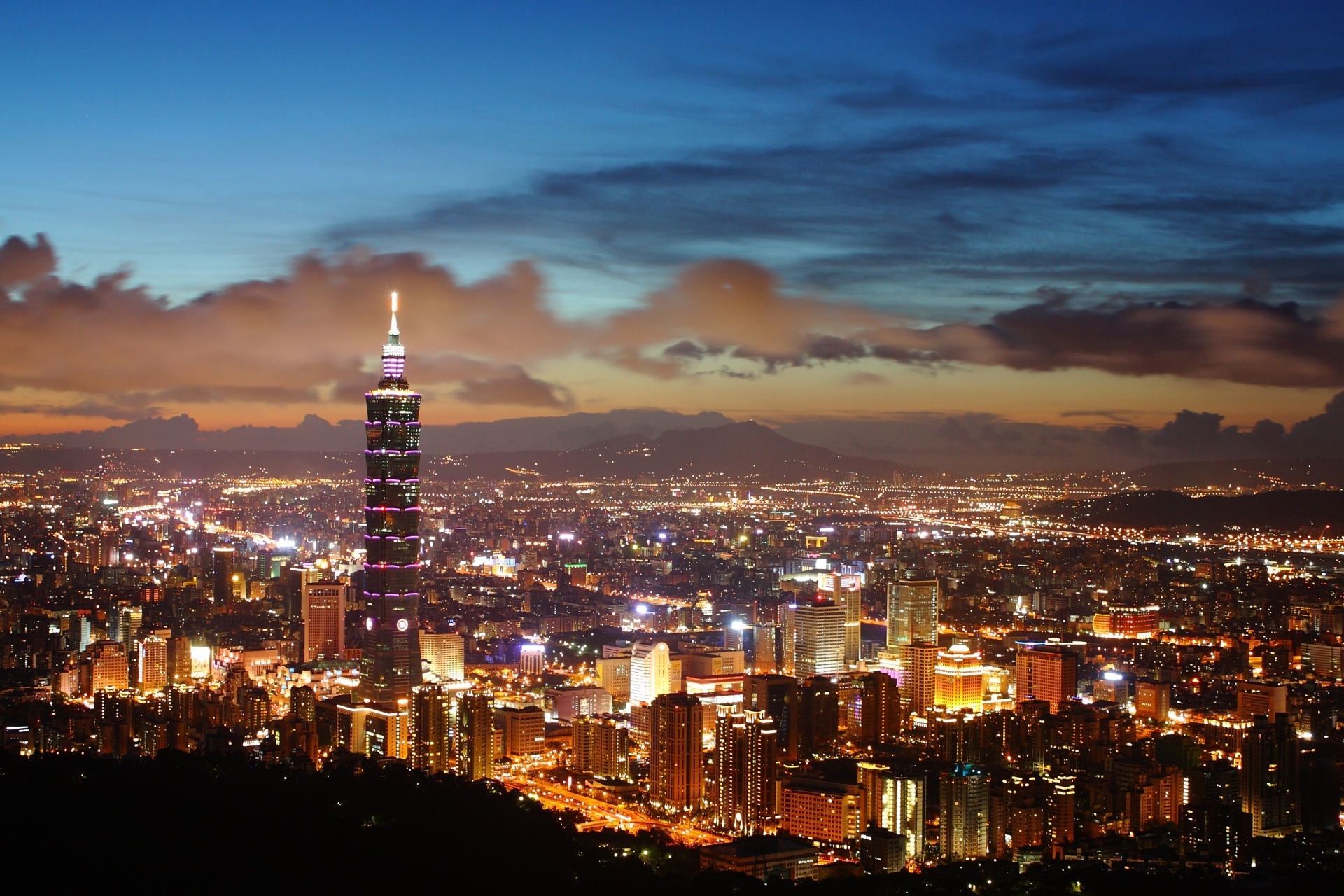 台北101と台北の夜景　台湾の風景