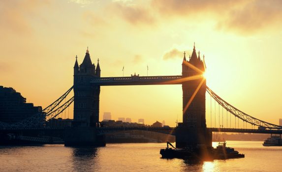 朝日に照らされるタワーブリッジとテムズ川　ロンドンの朝の風景　イギリスの風景