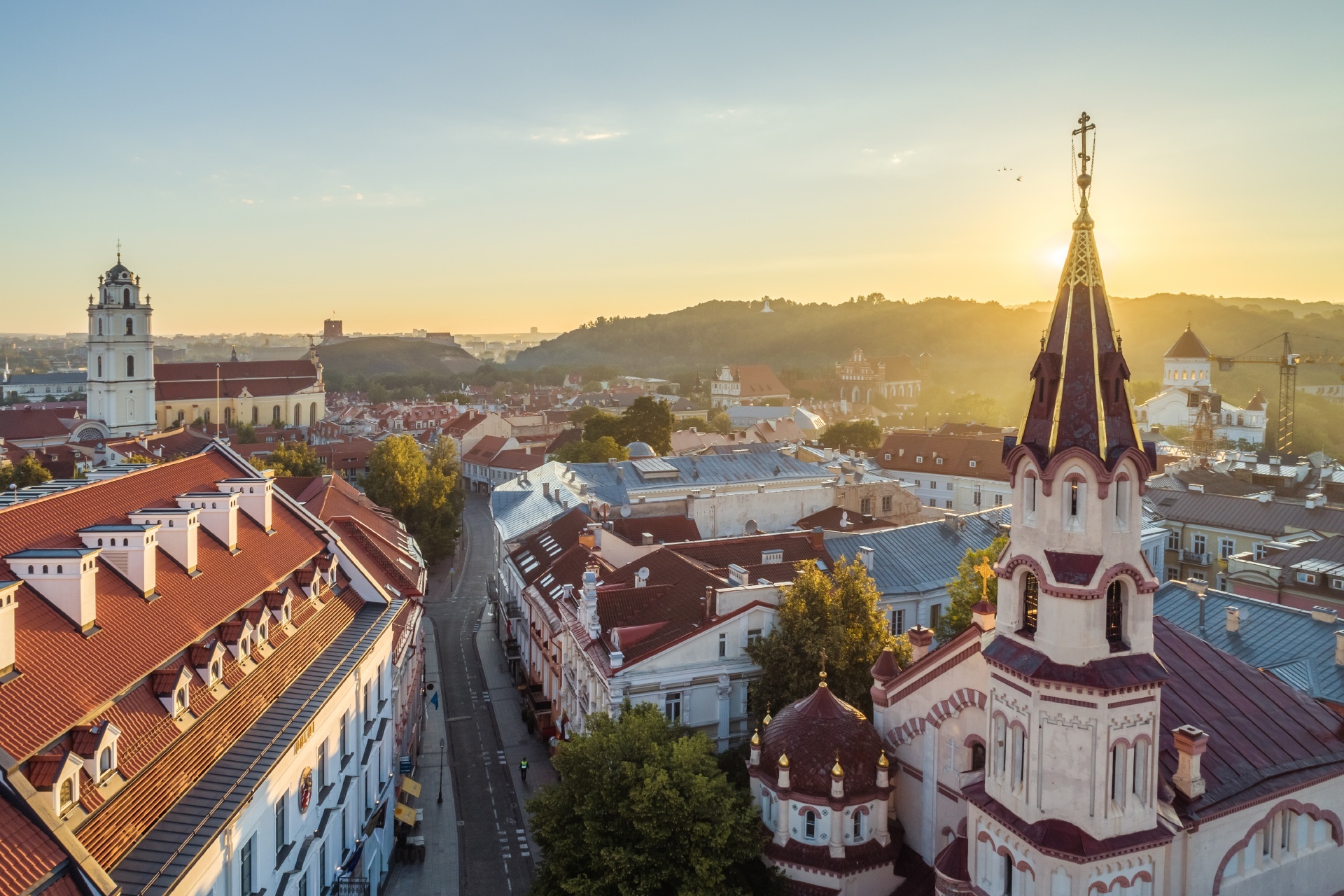 早朝のヴィリニュス旧市街と聖ニコラス正教会の眺め　リトアニアの風景
