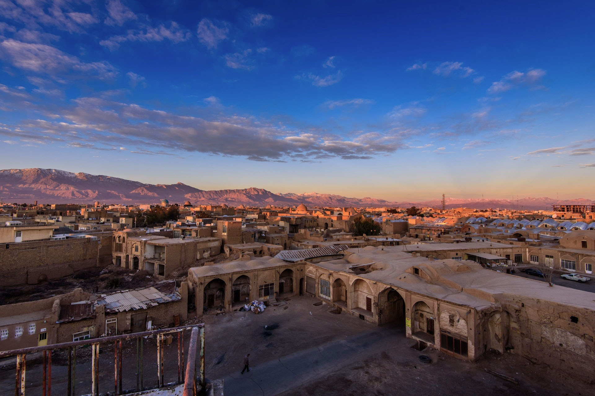 日の出のカシャンの町並み　イランの風景
