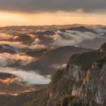 日の出のカルパティア山脈チェアラウ山塊　朝霧のかかった美しい山の風景　ルーマニアの風景