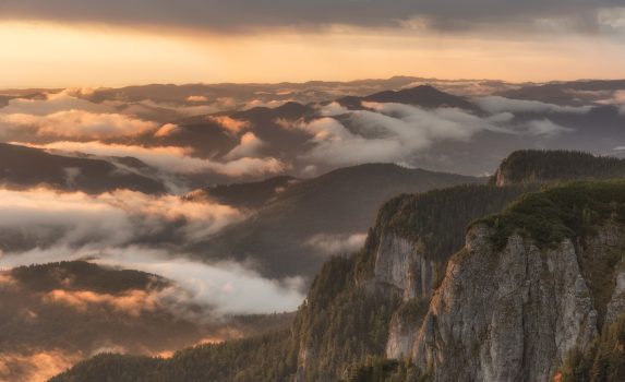 日の出のカルパティア山脈　朝霧のかかる山の風景　ルーマニアの風景
