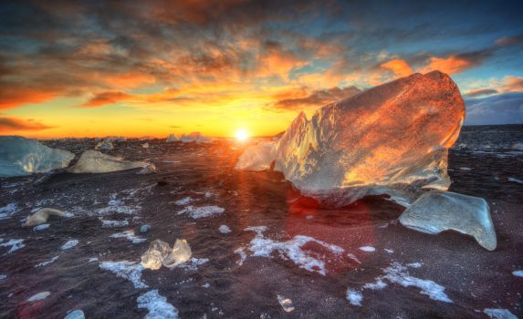 夕陽とダイヤモンドビーチ　アイスランドの風景
