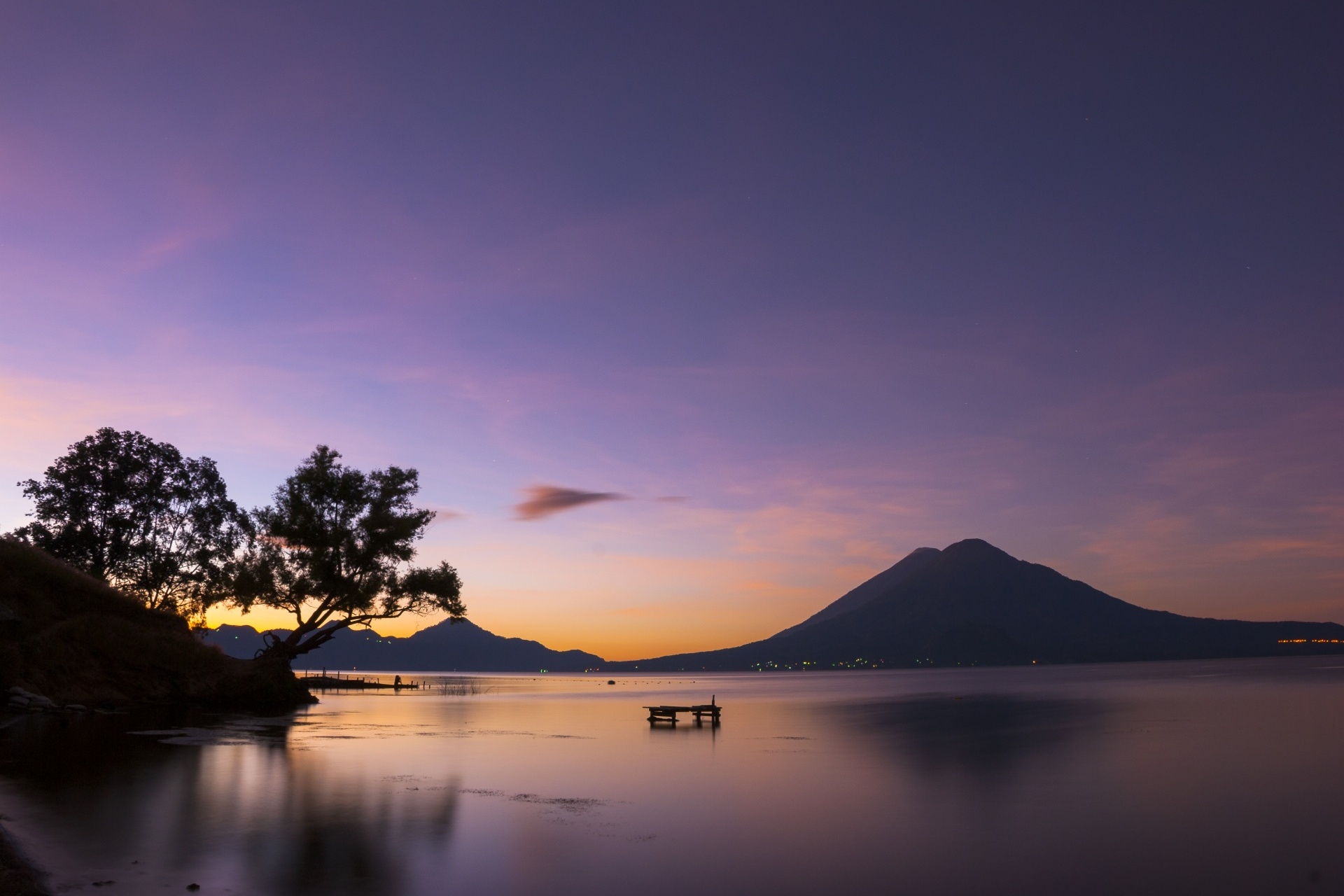 世界一美しい湖「アティトラン湖」の夜明けの風景　グアテマラの風景