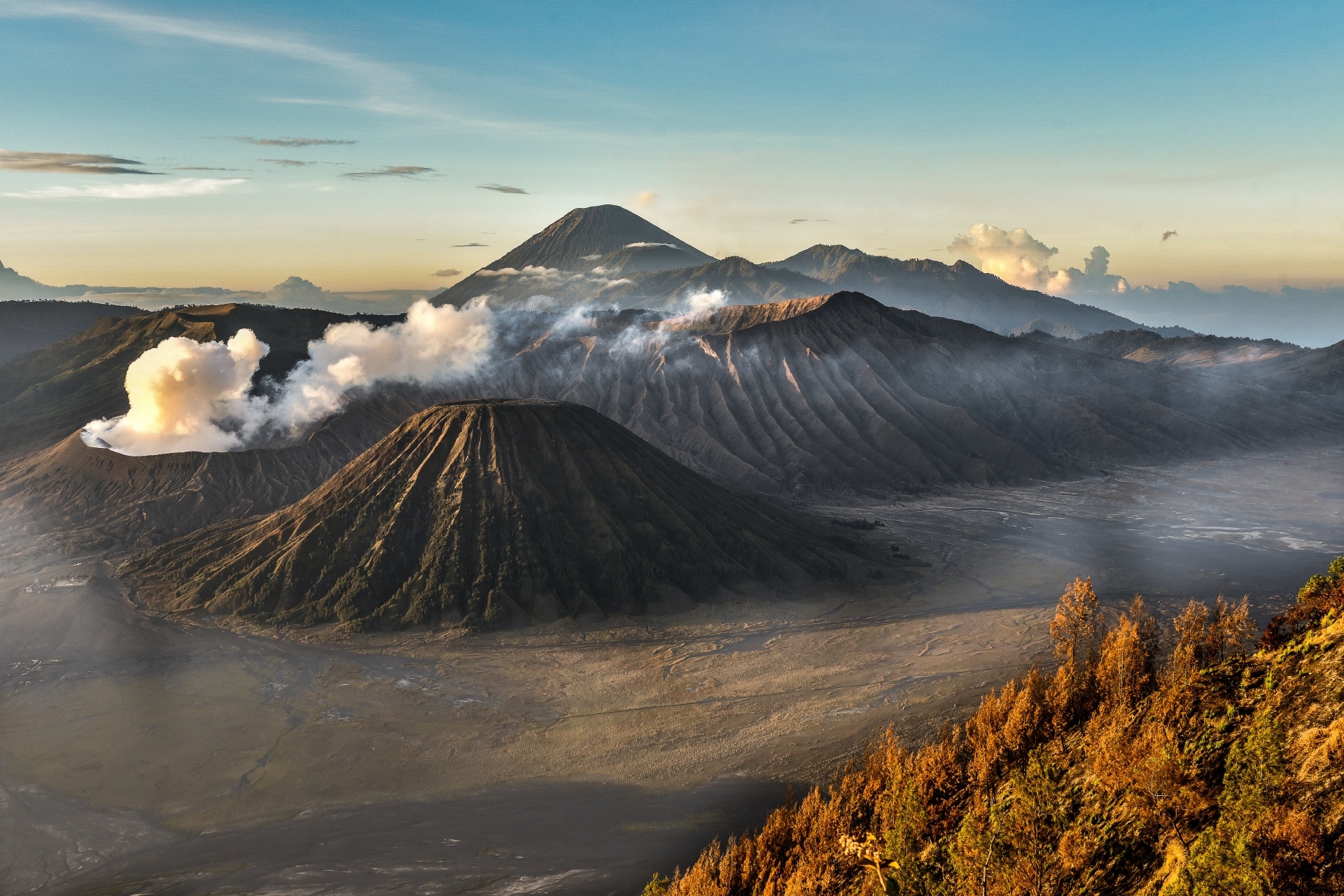 朝のブロモ山　インドネシアの風景