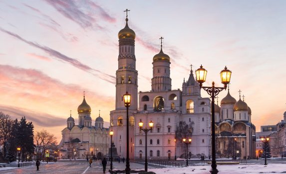 モスクワの冬の夕暮れの風景　イヴァン大帝の鐘楼とクレムリンの大聖堂