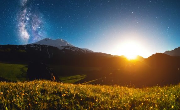 エルブルス山の夜の風景　ロシアの風景
