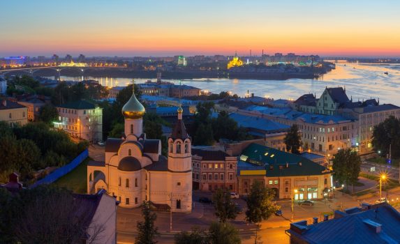 夕暮れ時のニジニ・ノヴゴロドの町並み　ロシアの風景