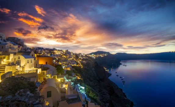 ギリシャ サントリーニ島　日の出を待つイアの旧市街の風景