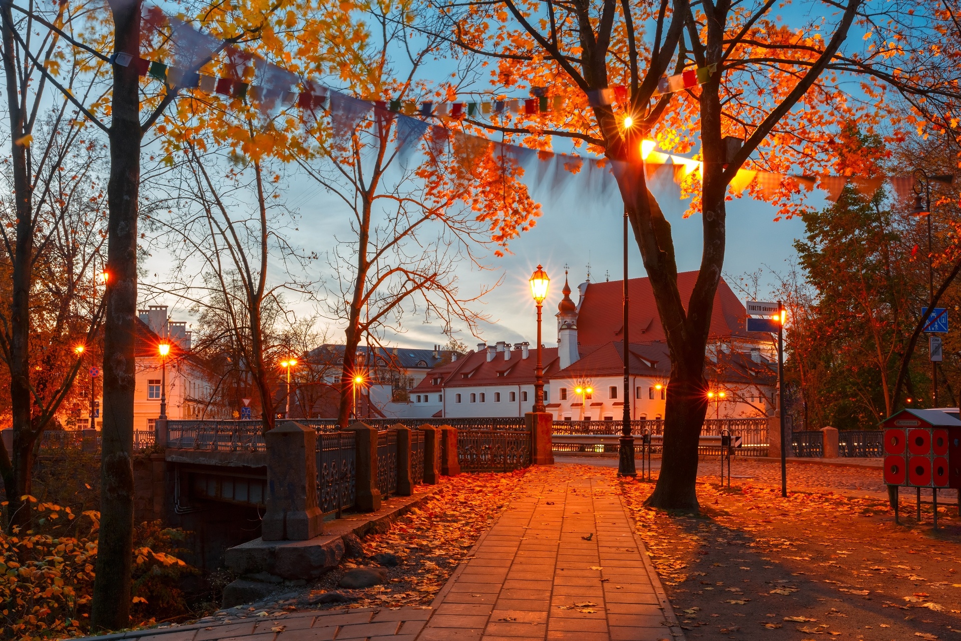 ヴィリニュス旧市街　晩秋の夕暮れ時の公園の風景