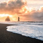 日の出のレイニスフィヤラ　「ブラックサンドビーチ」
