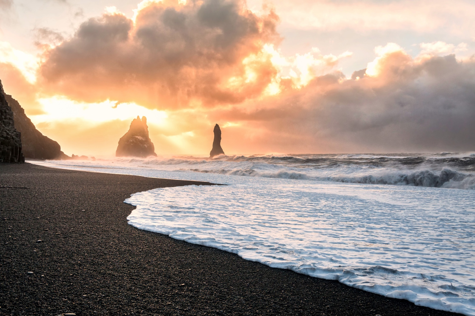 日の出のレイニスフィヤラ　「ブラックサンドビーチ」　アイスランドの風景