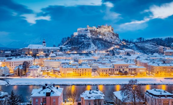 ホーエンザルツブルク城とザルツァハ川　クリスマスの時期のザルツブルクの町並み　オーストリアの風景