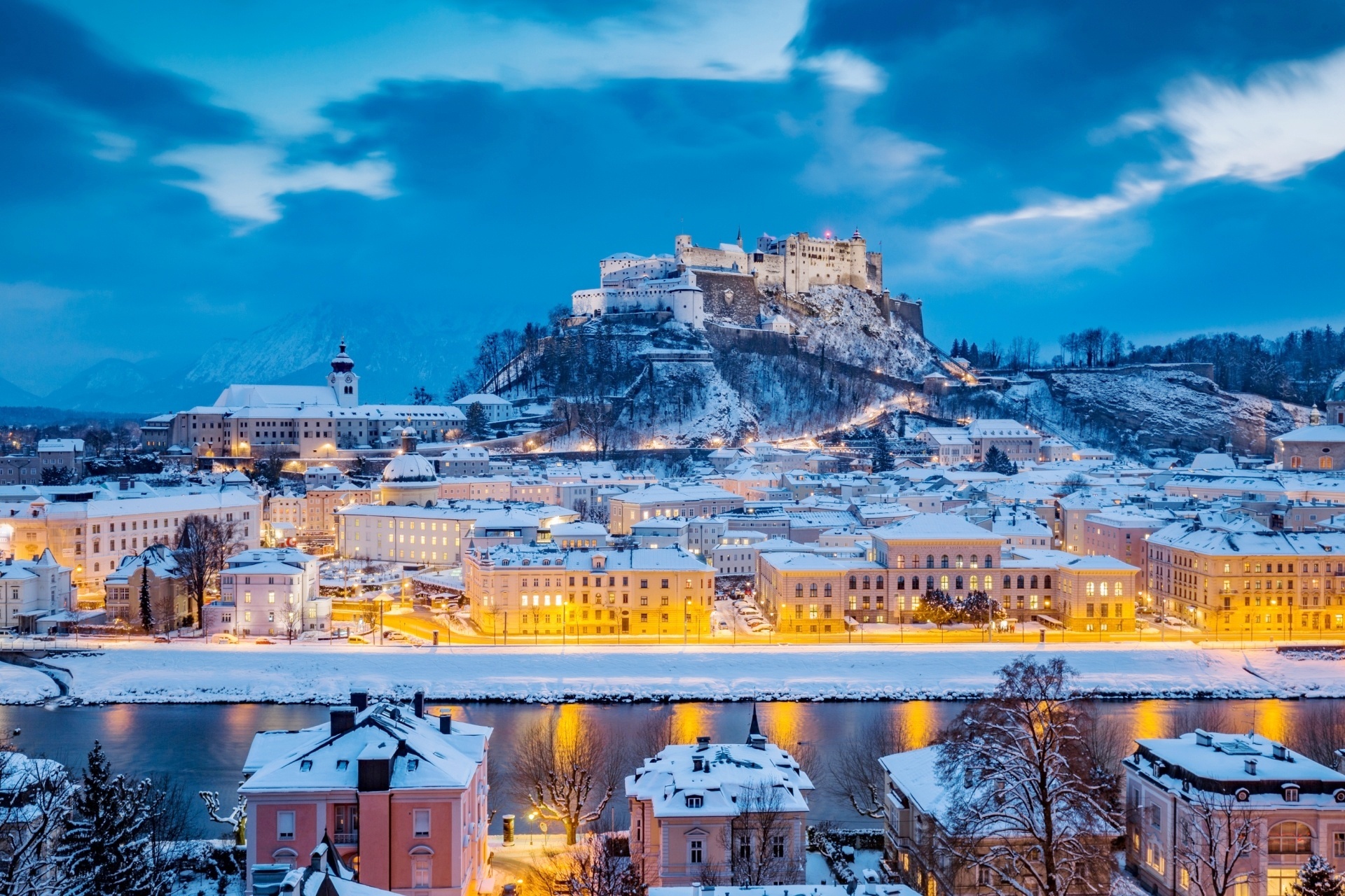 ホーエンザルツブルク城とザルツァハ川 クリスマスの時期のザルツブルクの町並み オーストリアの風景 Beautiful Photo Net
