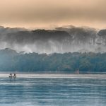 サンガ川にかかる朝霧　コンゴの風景