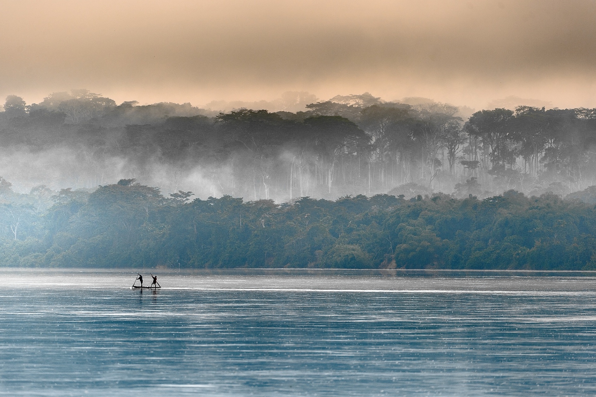 サンガ川にかかる朝霧　コンゴの風景