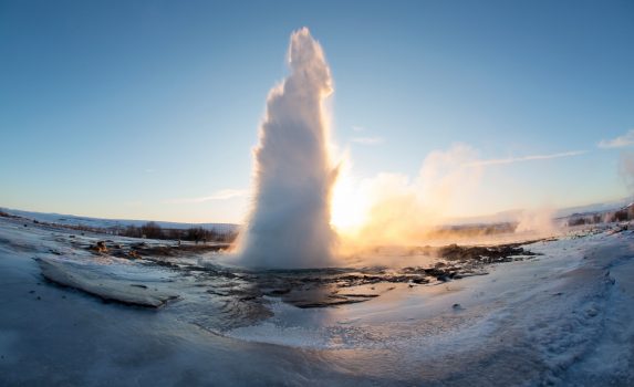 冬の朝のストロックル間欠泉　アイスランドの風景