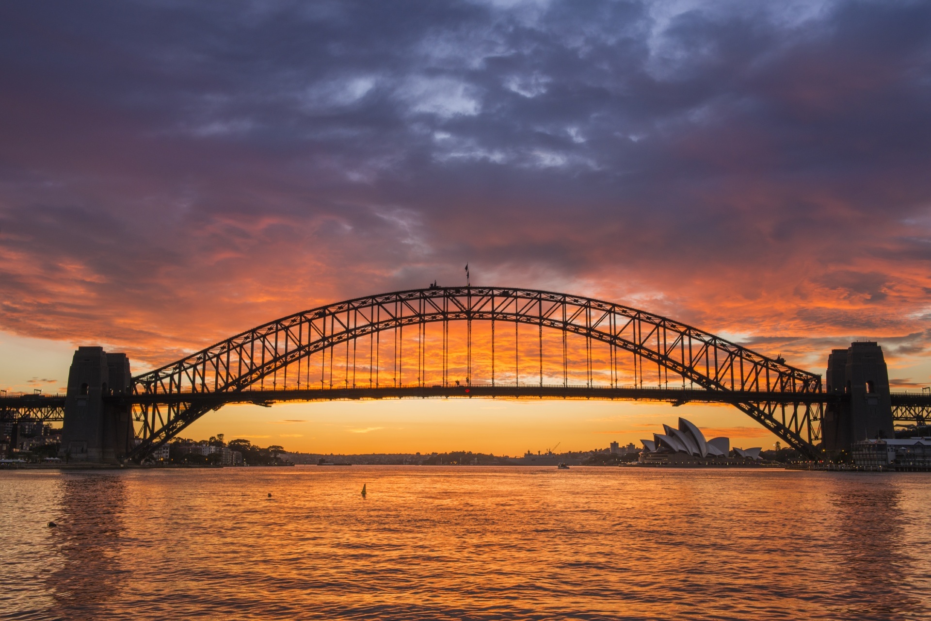 シドニーハーバーブリッジと朝焼けの風景　オーストラリアの風景
