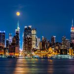 ニューヨーク　夜の摩天楼の上に浮かぶ月
