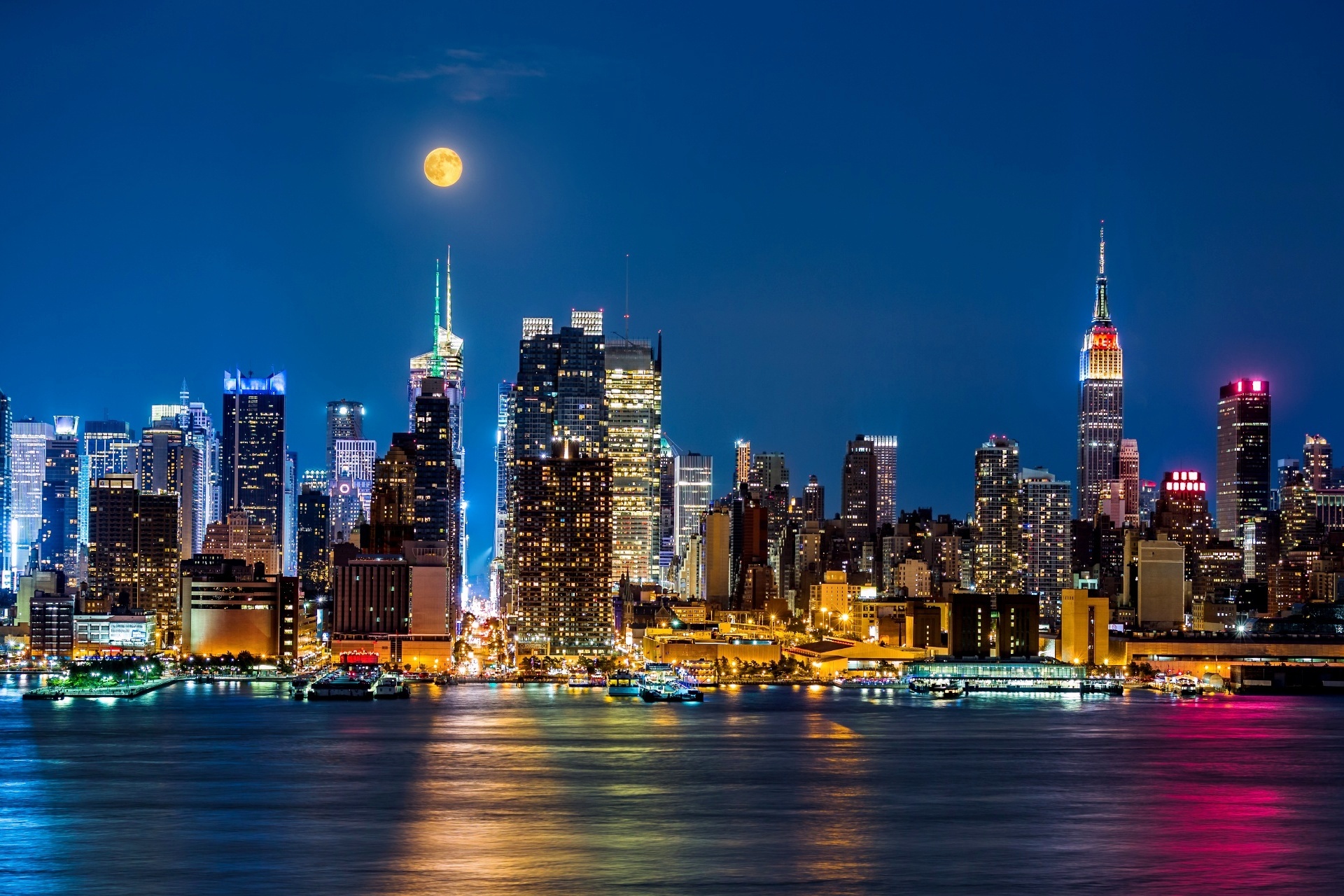 ニューヨーク　紐育　夜の摩天楼の上に浮かぶ月