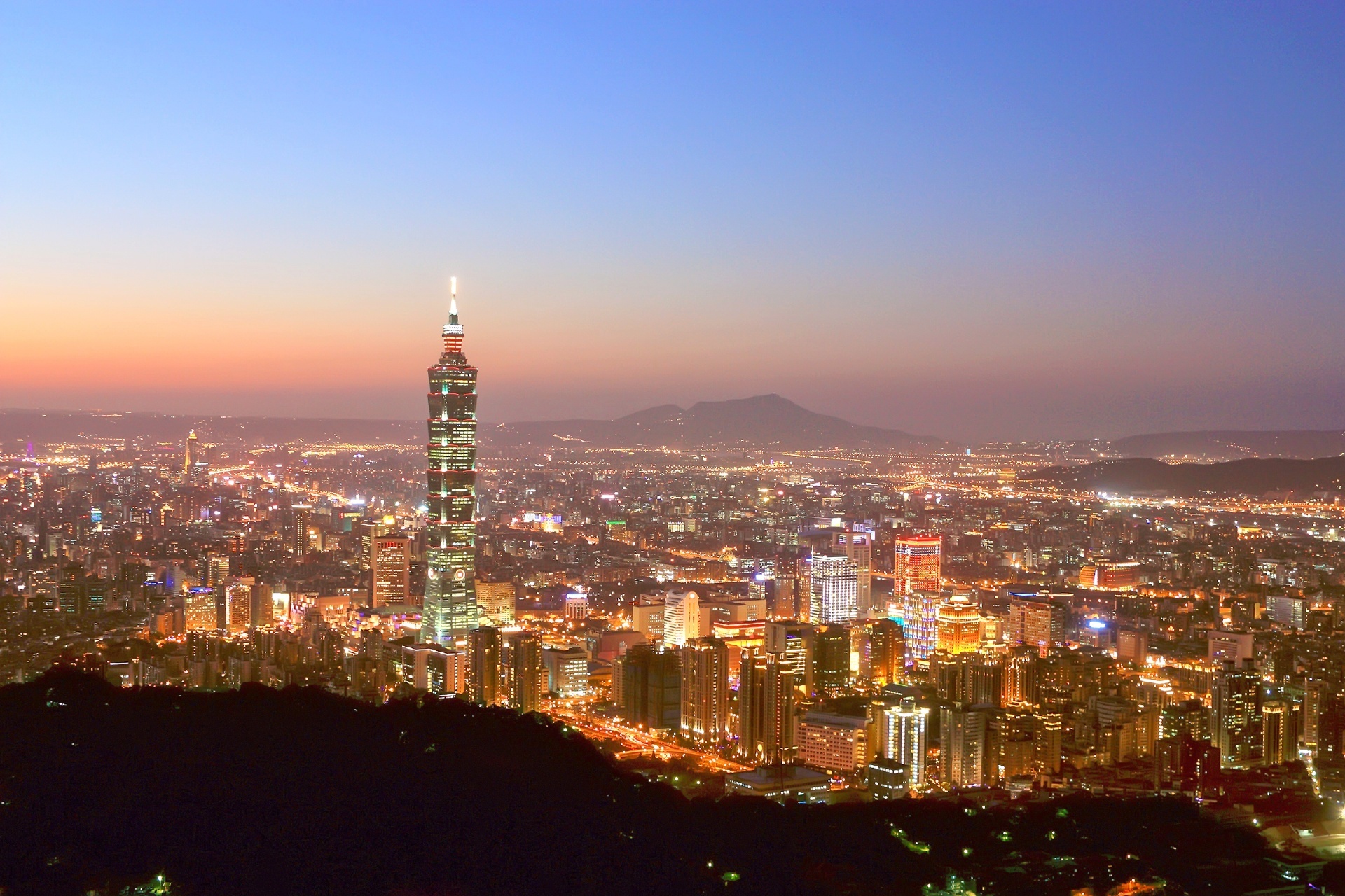 台北101と台北市の夕焼けの風景　台湾の風景