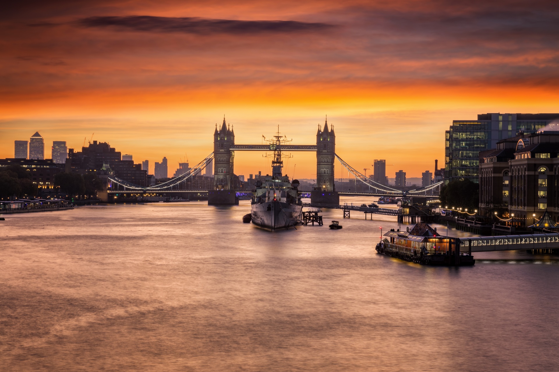 日の出前のタワーブリッジ　ロンドンの風景　イギリスの風景