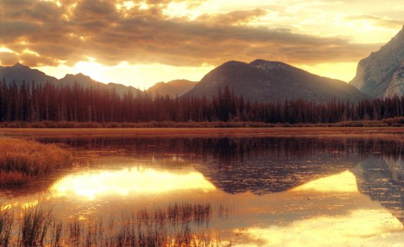 ヴァーミリオン湖の朝　バンフ国立公園　カナダの風景