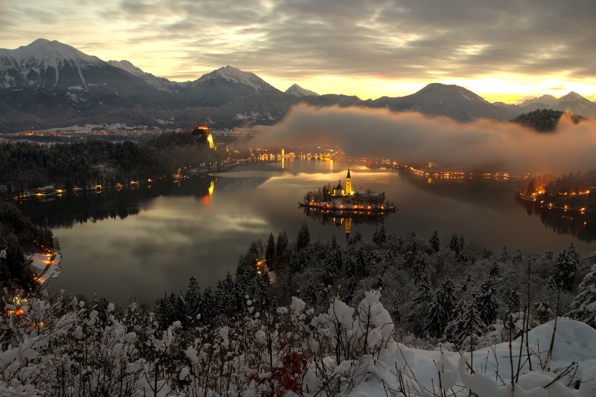 夜明けのブレッド湖　スロベニアの風景
