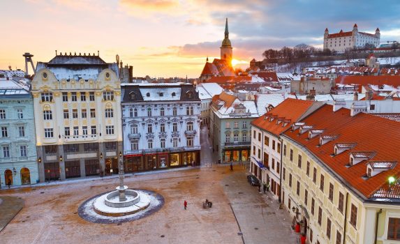 ブラチスラヴァ市庁舎の塔から見るフラヴネー広場と旧市街と夕日の風景　スロバキアの風景