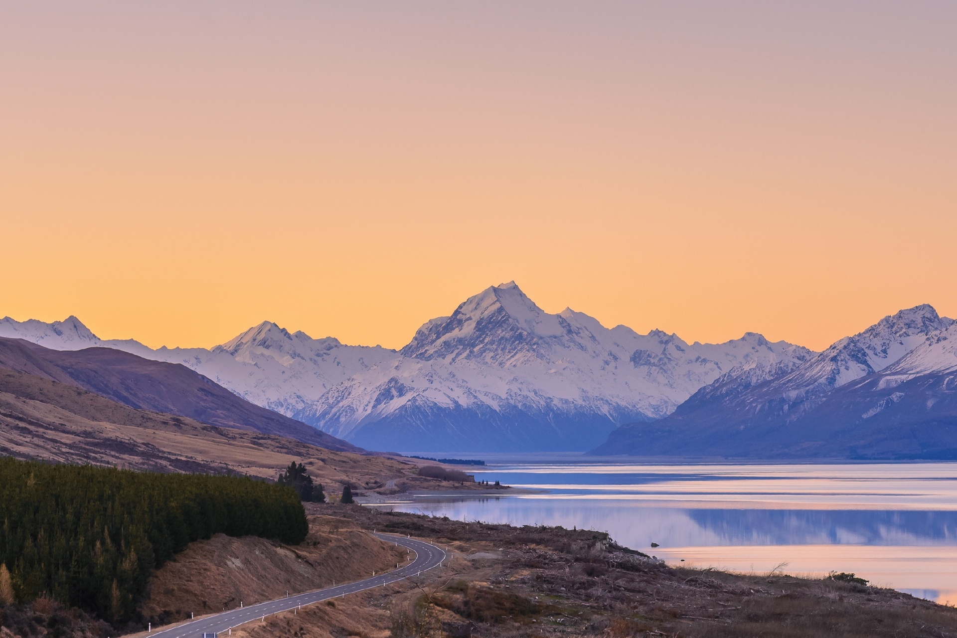 ニュージーランド南島　冬の夕暮れの風景　マウントクックとプカキ湖　ニュージーランドの風景