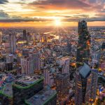 バンコクの夕暮れの風景　夕暮れ時のバンコクの町並み　タイの風景