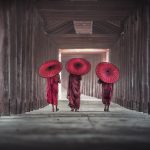 3人の修行僧　ミャンマー