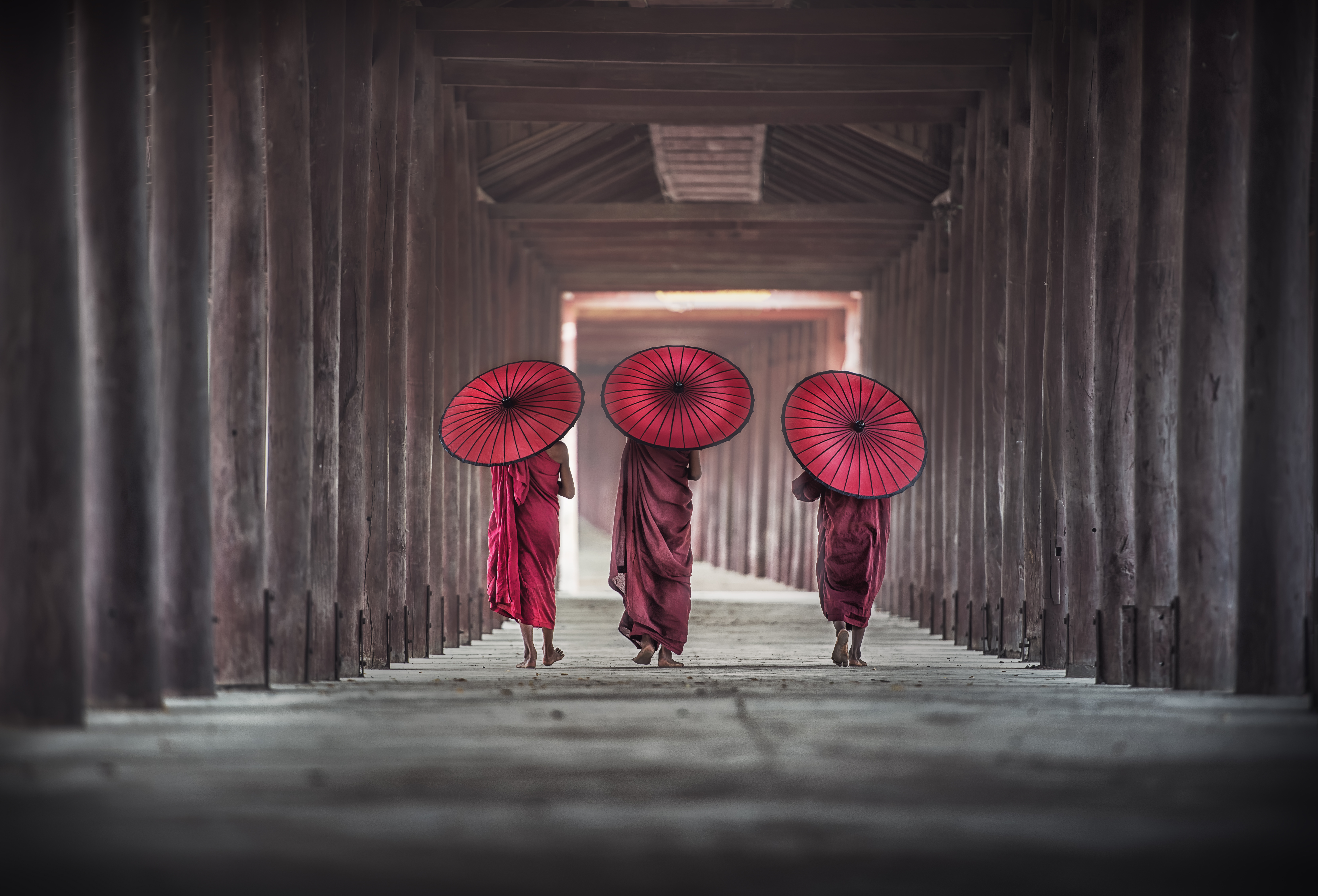 3人の修行僧　ミャンマー