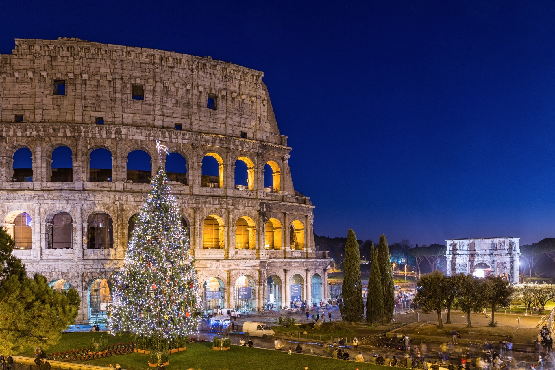 ローマのコロッセオ　クリスマス・シーズンの日暮れの風景　イタリアの風景