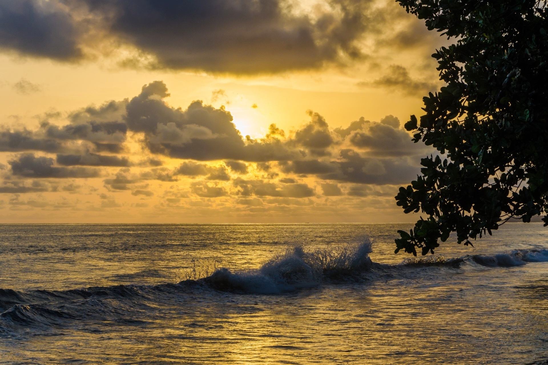 大西洋に沈む夕日　カメルーンの風景
