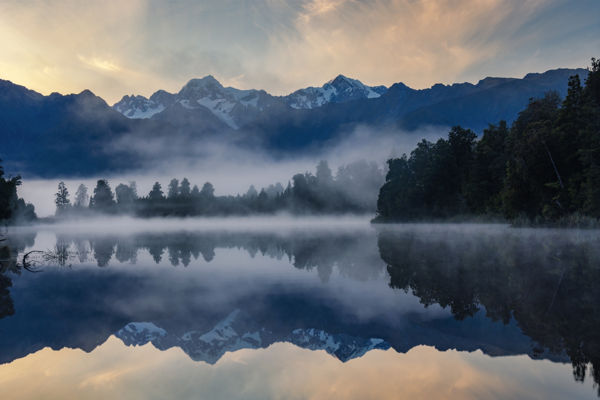 朝のマセソン湖　ニュージーランドの風景