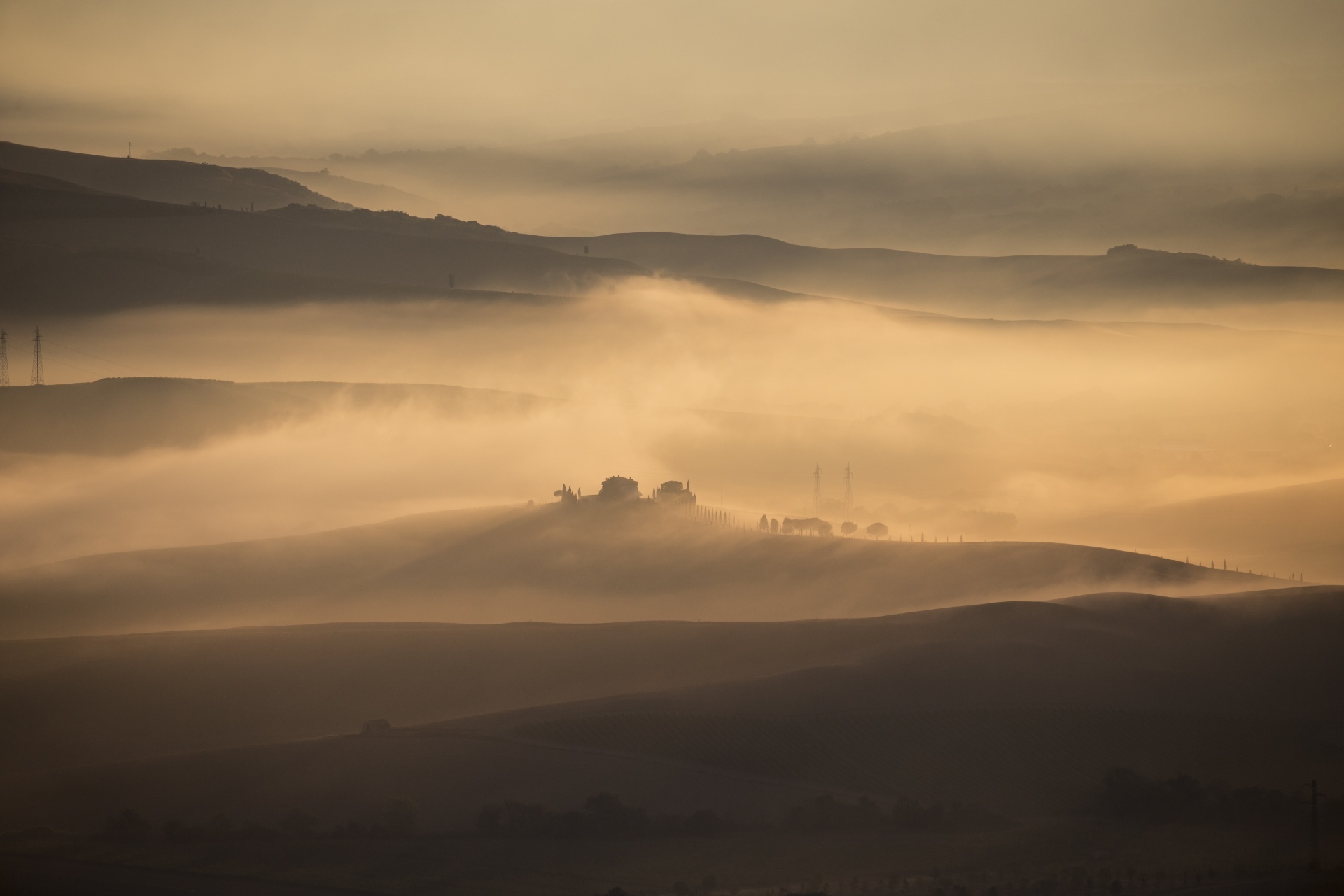 イタリア、トスカーナの霧の朝の風景