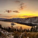 エメラルドベイから見るタホ湖の日の出のパノラマ風景　アメリカの風景