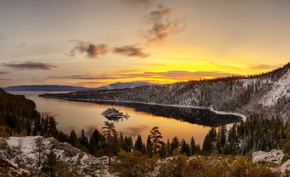 エメラルドベイから見るタホ湖の日の出のパノラマ風景　アメリカの風景