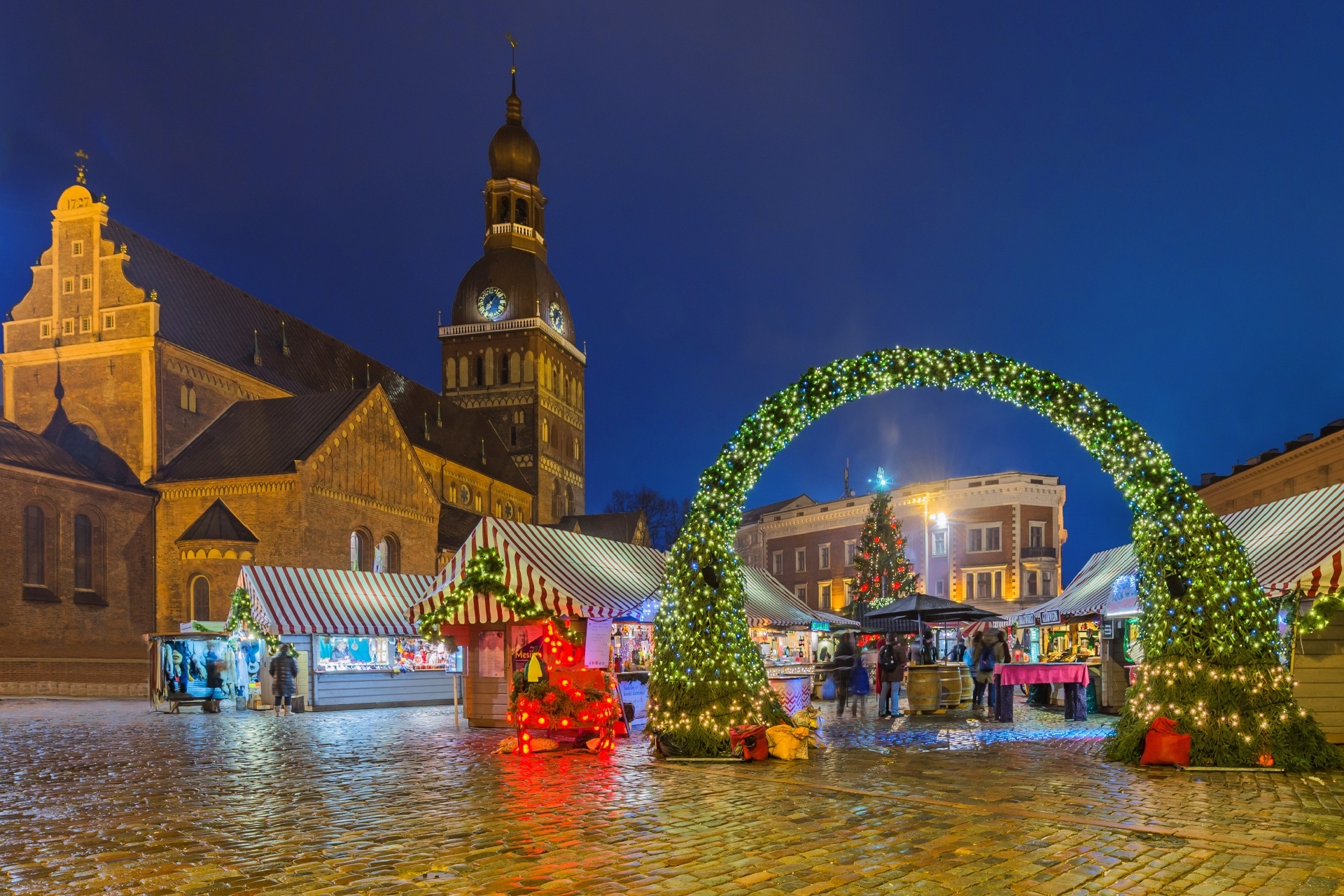 リガ大聖堂とリガのクリスマスマーケット