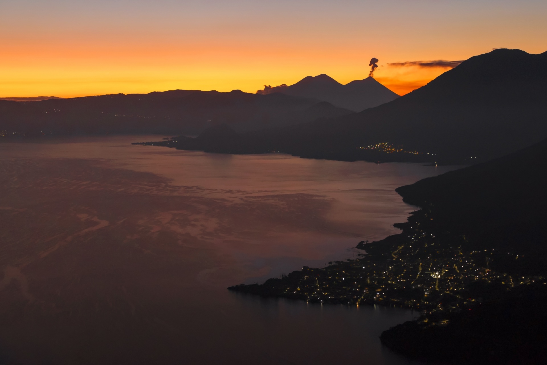 日の出のアティトラン湖　グアテマラの風景