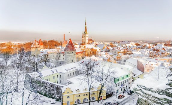 エストニア　タリンの冬の朝の風景