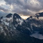 スコーミッシュ近くから見るオメガ山と氷河湖　カナダの風景
